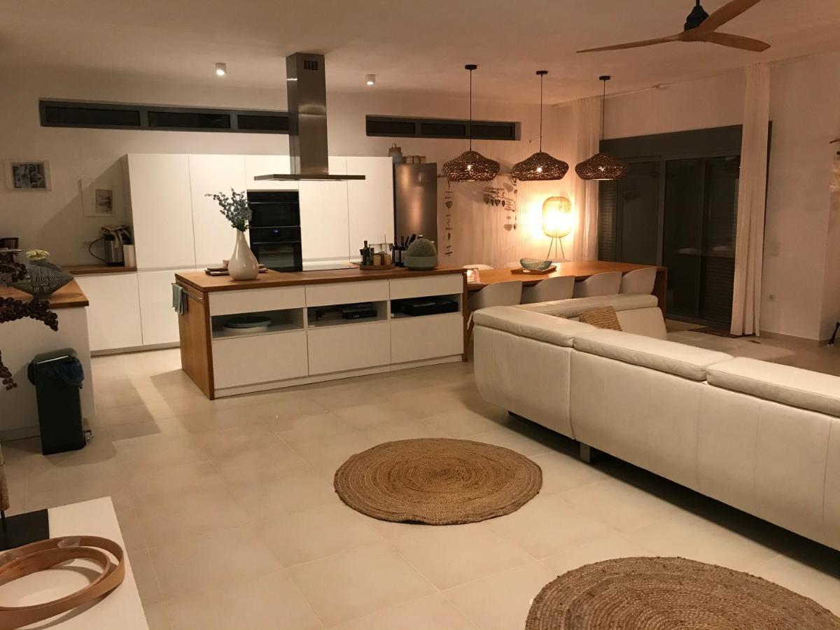 Villa Estee, Luxury Villa With Private Infinity Pool And Jacuzzi Элунда Экстерьер фото